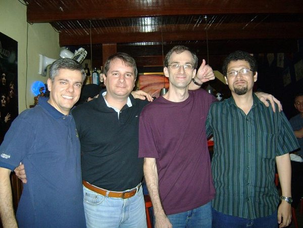 João Paulo, Max, Ricardo e William - amigos que durante vários anos estudaram juntos no Instituto Abel de Niterói, em um momento de reencontro.