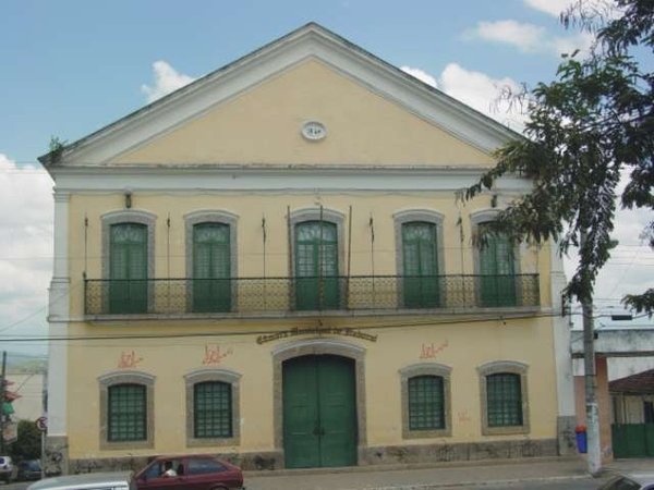 Palacete colonial, construído a mando do Visconde de Itaboraí para abrigar a Casa de Câmara e Cadeia. Hoje é a sede do Legislativo.