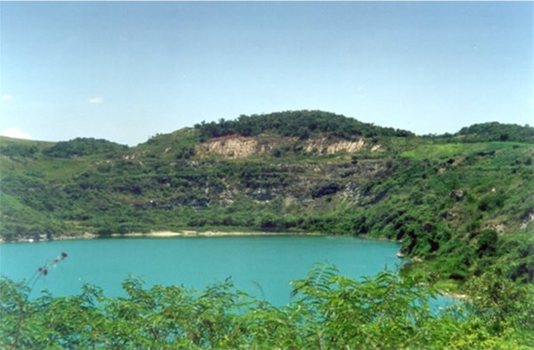 Lago formado em antiga área de extração da Cimento Mauá, no 6º distrito de Itaboraí. É onde fica um importante parque paleontológico, de onde vieram alguns dos mais antigos fósseis brasileiros.