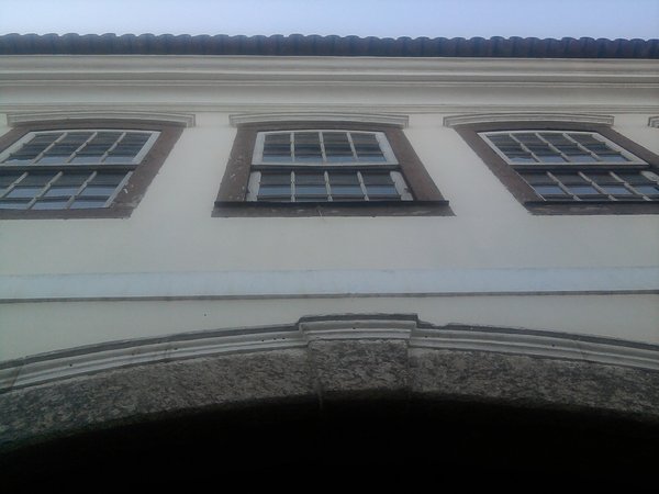 Vista a partir do portal da Casa de Cultura, com janelas do segundo pavimento.
